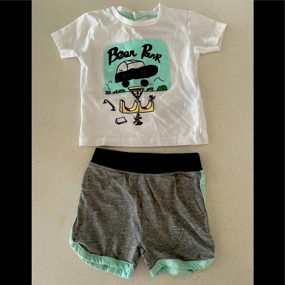 Guess t shirt shorts set